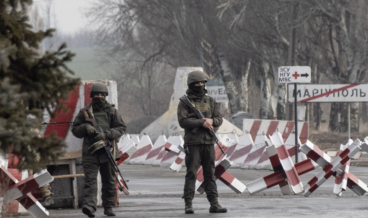 KONFLIKT: Ukraina sõdurid ajutises piiripunktis Mariumpoli linna juures. Siit jookseb piir Ukraina ja venemeelsete separatistide vahel.