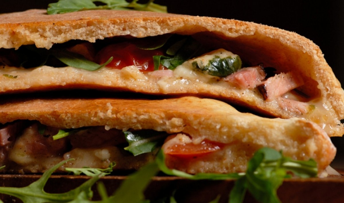 Rohkete ürtidega singi-juustu-calzone
