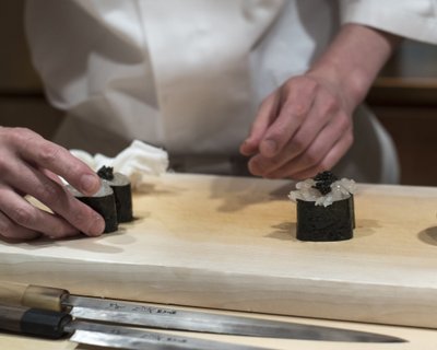 Suši võib valmistada tagasihoidliku kurgiviiluga või luksusliku lusikatäie kaaviariga.