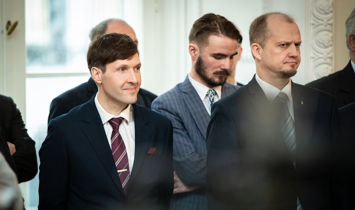 Martin Helme koalitsioonileppe allkirjastamisel