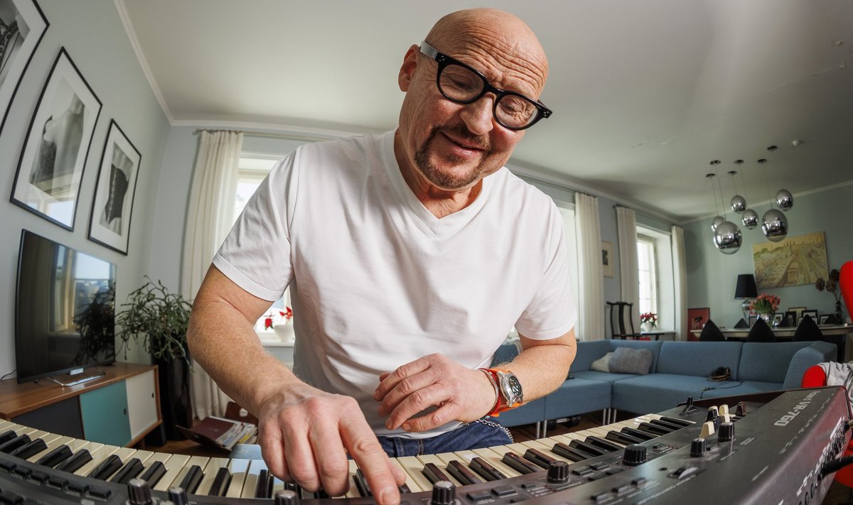 ENDINE PROFIMUUSIK Äppi CelebMe tehes toetab Andres Peetsi tema muusikutaust. Andres musitseeris 1980. aastate alguses Anne Veski ansamblis ja kirjutas diivale üleliidulise Kesktelevisiooni lauluvõistluse “Pesnja 82” tarvis ka hiti “Kui kaotad au”. Klahvpillid on Andresel elutoas endiselt aukohal.