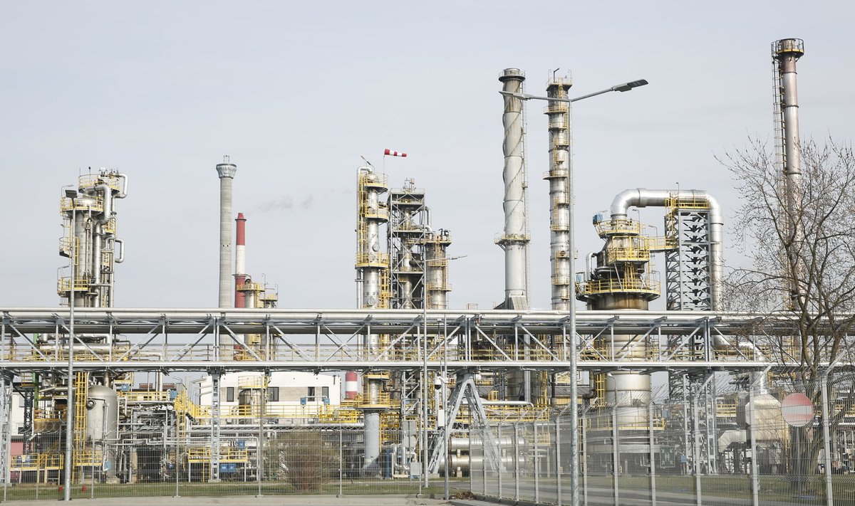 Poola suurim Plocki linnas asuv Orleni rafineerimistehas. Mitmed Eesti kütusefirmad ostavad seal toodetud vedelkütust.