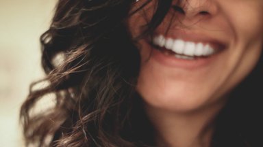 Hambaarstid paljastavad tõe: särvvalge naeratusega naistel on mõned harjumused, mis ei lase nende hammastel kollaseks muutuda