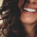 Hambaarstid paljastavad tõe: särvvalge naeratusega naistel on mõned harjumused, mis ei lase nende hammastel kollaseks muutuda