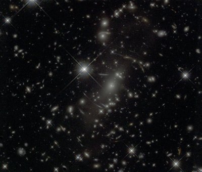 PISUT TUHMIM: Kosmoseteleskoop Hubble'i tehtud foto kaugest galaktikaparvest on oluliselt tuhmim.