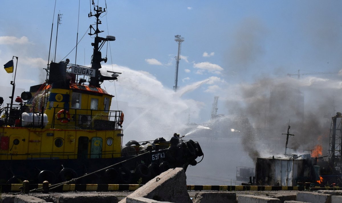 Спасатели работают на месте удара по Одесскому порту