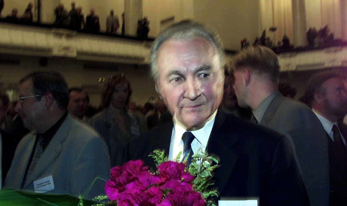 September 2001: Arnold Rüütlist on saanud Eesti Vabariigi valitud president.