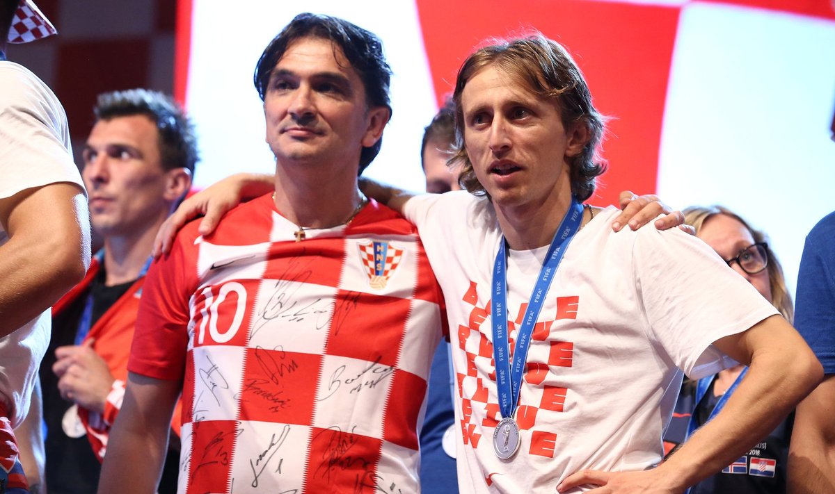 Peatreener Zlatko Dalić ja kapten Luka Modrić tähistavad 2018. aasta MM-hõbedat. Samad mehed juhivad Horvaatia koondist ka nüüd.