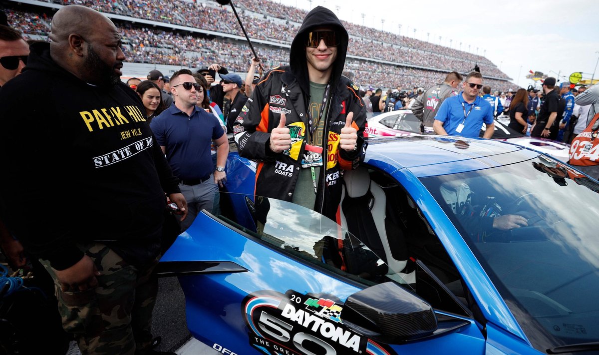 Pete Davidson NASCAri etapil.