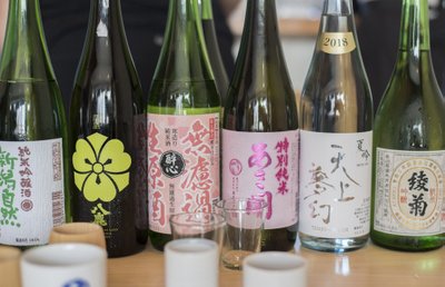 Algne sake valmistati Shinto templites kogu küla tarbeks – riisi mäluti ja sülitati käärimisnõusse. Süljes olev ensüüm toimis nii, et loodusliku pärmi tulemusena algas käärimine iseenesest. Nüüd valmistatakse seda muidugi modernsemal viisil.
