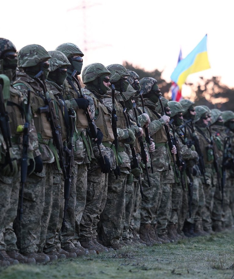 Ukraina sõjaväelased Suurbritannia sõjaväebaasis Venemaa sissetungi esimese aastapäeva tseremoonial. Foto tehtud sel 24. veebruaril.