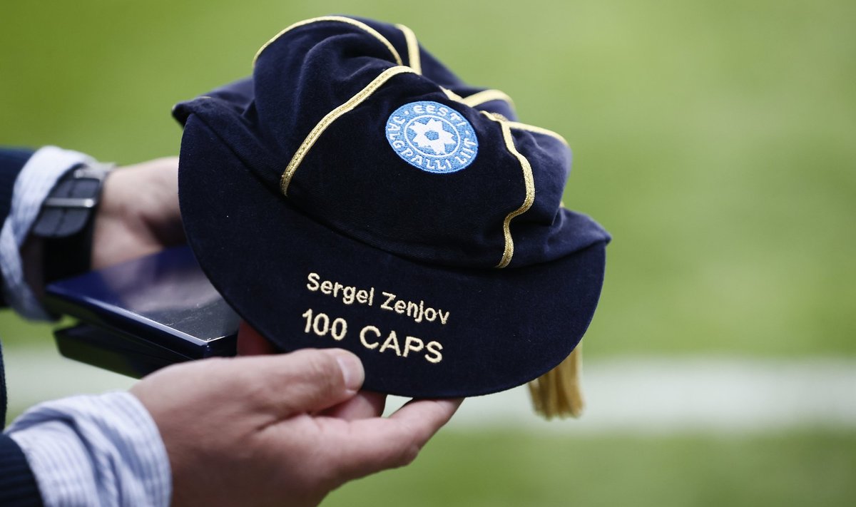 Сергей Зенёв получил памятную кепку в честь 100-го матча за сборную.
