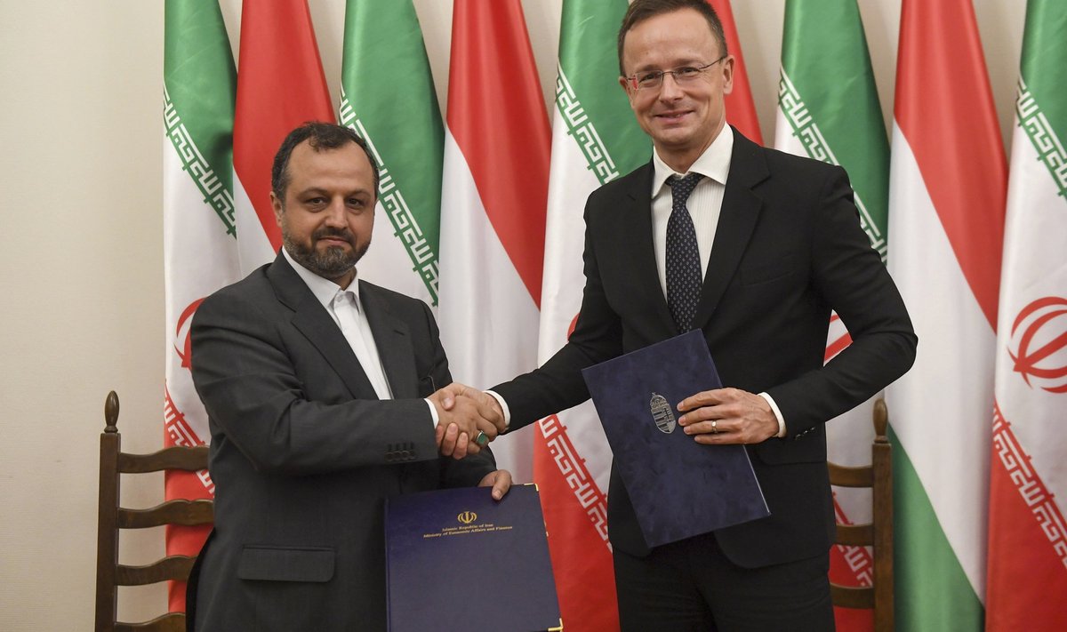 Iraani majandusminister Seyed Ehsan Khandouzi ning Ungari välis- ja kaubandusminister Péter Szijjártó.