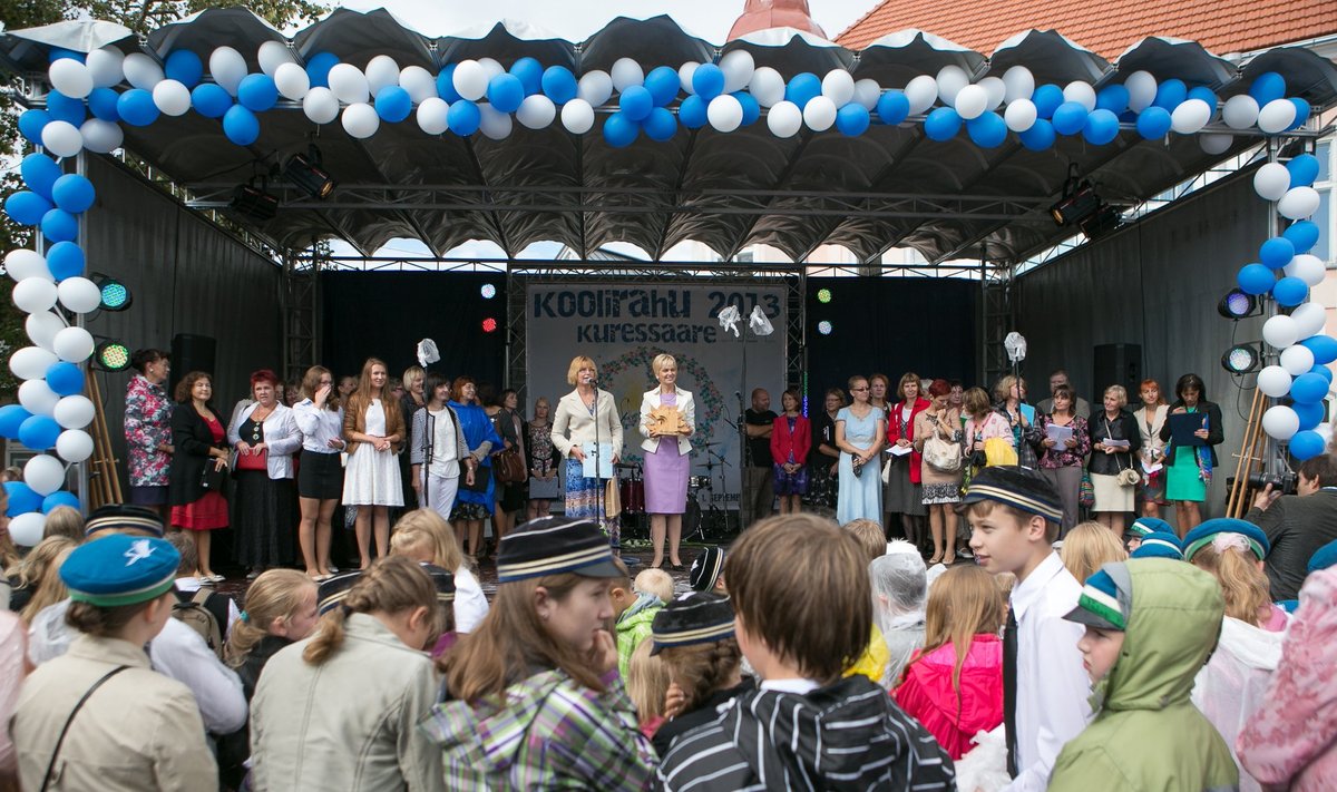 Fotomeenutus aastast 2013, mil koolirahu kuulutati välja Kuressaares.