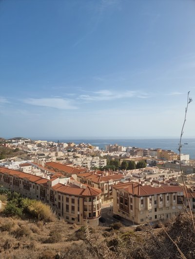 Majatagusel künkal Torrenueva Costal. Pildilt paistab ka meie peatumispaik (alla vaadates esimene maja)