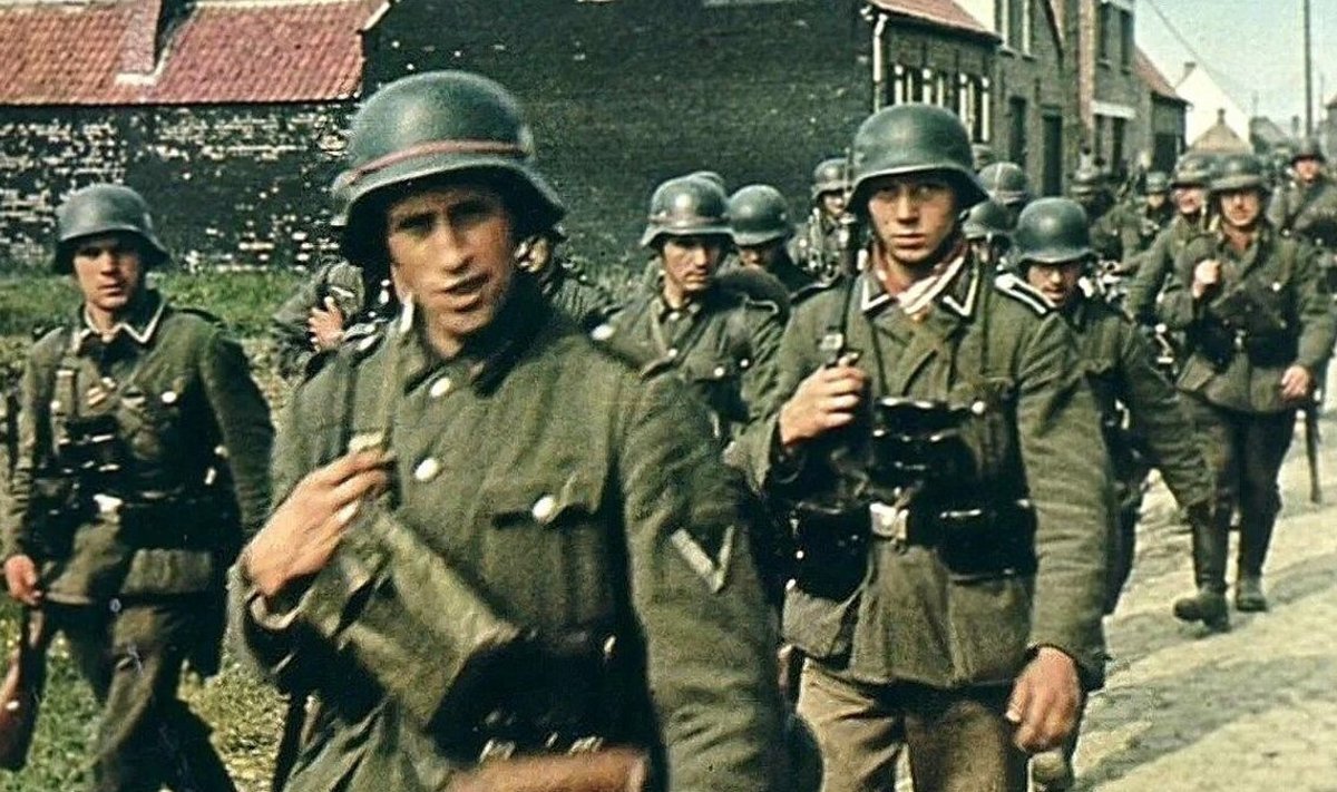 Немецкие солдаты на марше