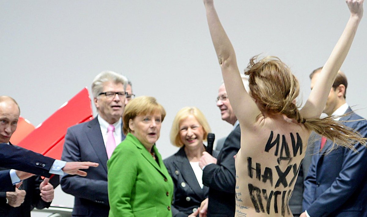 PROTESTI PEHMED VORMID: Hannoveri mess Saksamaal 2013. aasta aprillis. Ukrainlanna Aleksandra Ševtšenko, tollal 24aastane majandusüliõpilane, suutis tabada hetke turvameestest läbimurdmiseks, et teatada Vladimir Putinile, mida ta temast arvab. Arvamus ei kannata trükimusta, ehkki see on kirjutatud neiu seljale. 2021. aastal paneb kunagine protesti-performance nostalgiliselt õhkama. Ida-Ukrainas on sõjategevuses hukkunud mitu tuhat Ukraina kodanikku, sõdurite hulgas on samasugused naised nagu Aleksandra.