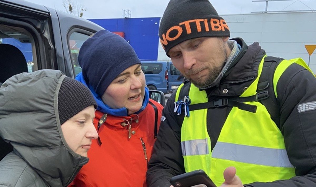 Eelmise aasta märtsi esimestel päevadel Poola piirile Ukraina põgenikke evakueerima sõitnud Järvamaa naiskodukaitsjad Tene Metsma (vasakul) ja Kirsika Ilmjärv leidsid eest omakandimehe Vallo Tamme.