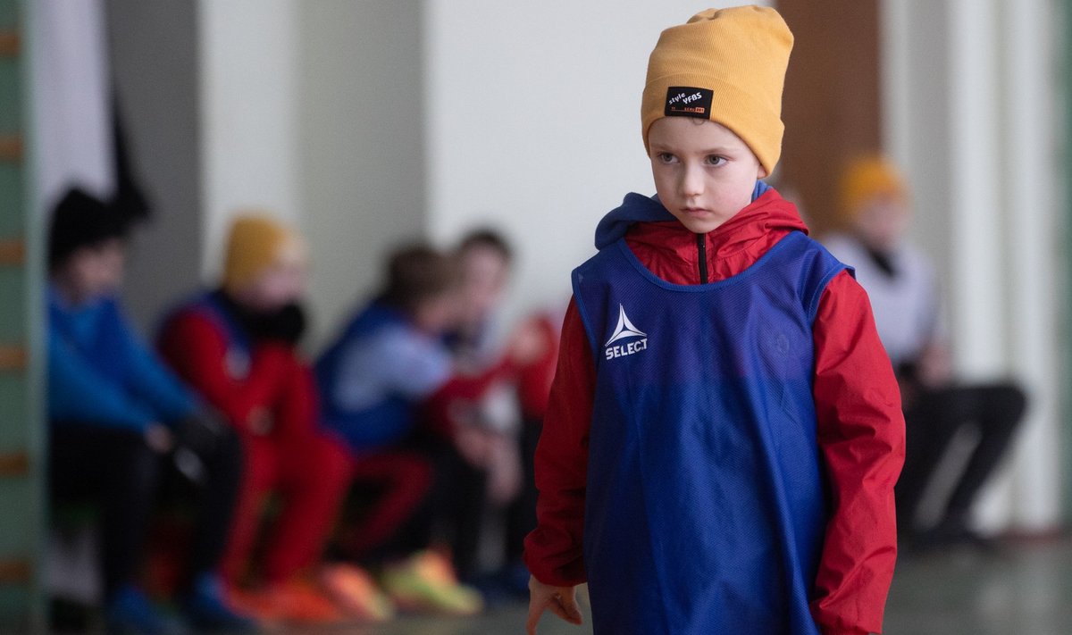 „See pole normaalne, et lapsed peavad mõistatama, kas neid tahetakse tappa Kalibrite, S-300-de või kamikaze-droonidega!“ ütleb poiste jalgpallitreener Oleh.
