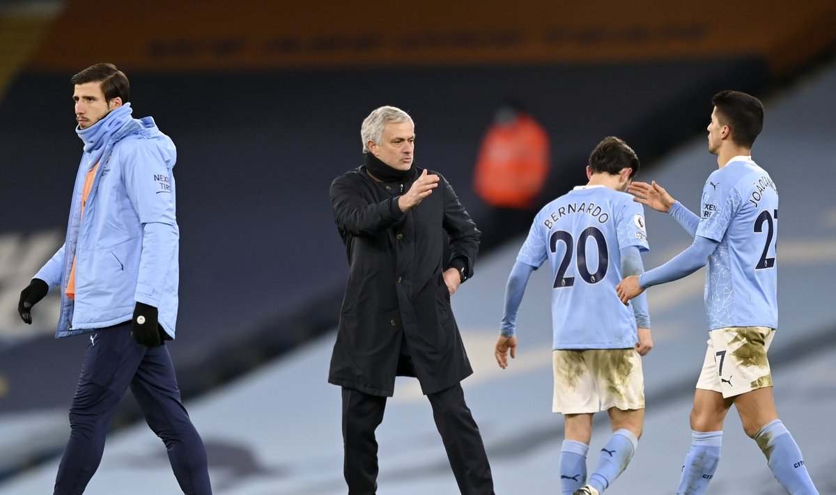 Manchester City portugallastest mängumehed Ruben Dias (vasakul), Bernardo Silva (seljaga ) ja Joao Cancelo tervitamas Tottenhami portugallasest peatreenerit Jose Mourinhot.