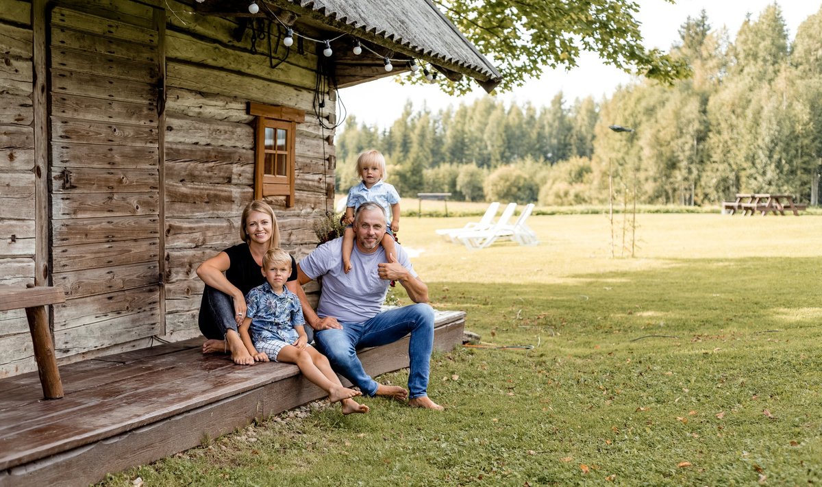 Siret Kivistik ja Joel Põhja lastega oma kaunis maakodus Rõuge vallas.