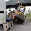 FOTO: Kiviõlis takistab treileri pealt maha kukkunud traktor liiklust