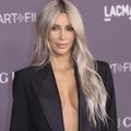 VIDEO | Ilu nõuab ohvreid: Kim Kardashiani kitsas kleit takistab tõsielustaari kõndimist