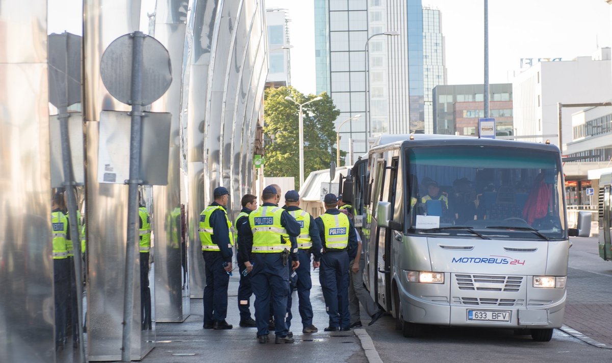 Sisekaitseakadeemia politseikadetid ja Lõuna prefektuuri politseinikud valmistumas Obama visiidiks Tallinnas