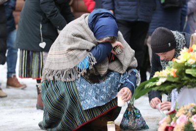 LEINAS Reena vanaema puusärgi juures küünlaid süütamas. 