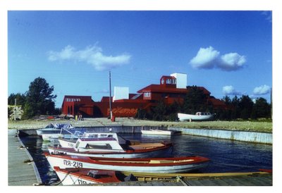 Polümeerile kuulunud puhkebaas Paatsalus. Arhitekt Toomas Rein, valmis 1979. Soovijaile laenutati kalapaate, veesuuski ja purjelaudu.