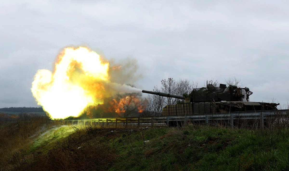 Ukrainlased tulistamas venelaste maha jäetud tankist Bahmutis.