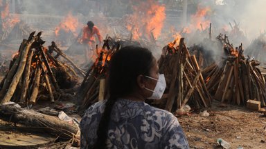 VIDEO | India pealinna pargid raiutakse maha, et surnukehade jaoks põletusmaterjali saada