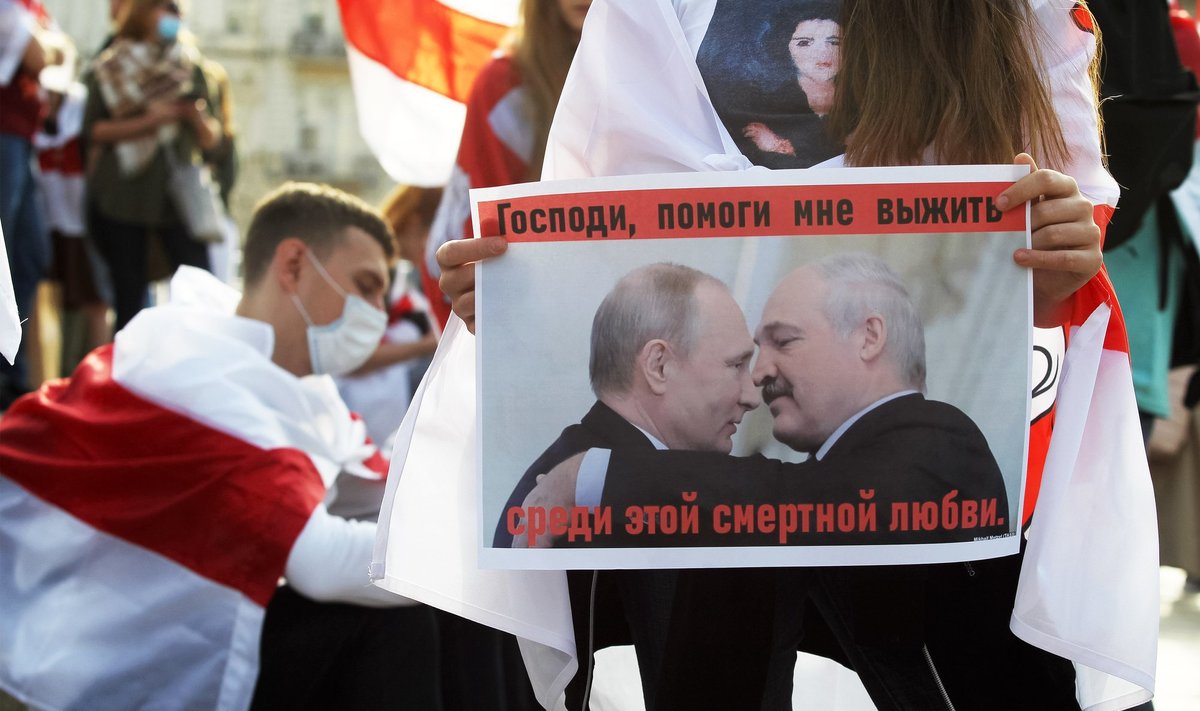 Белорусская девушка с протестным плакатом