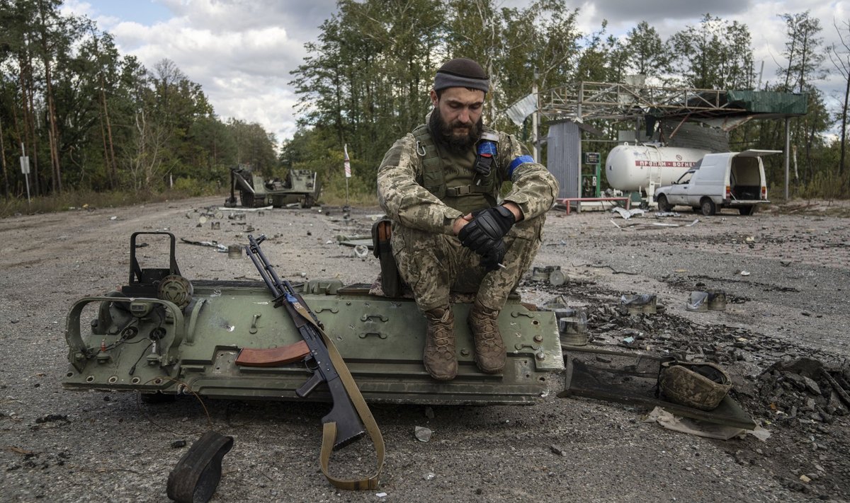 HIRMUS TEMPO: Ukrainlased liiguvad vasturünnakutega edasi nii kiiresti, et venelased ei jõua sisse kaevuda, kuid vähe aega jääb puhata ka vabastajatel.