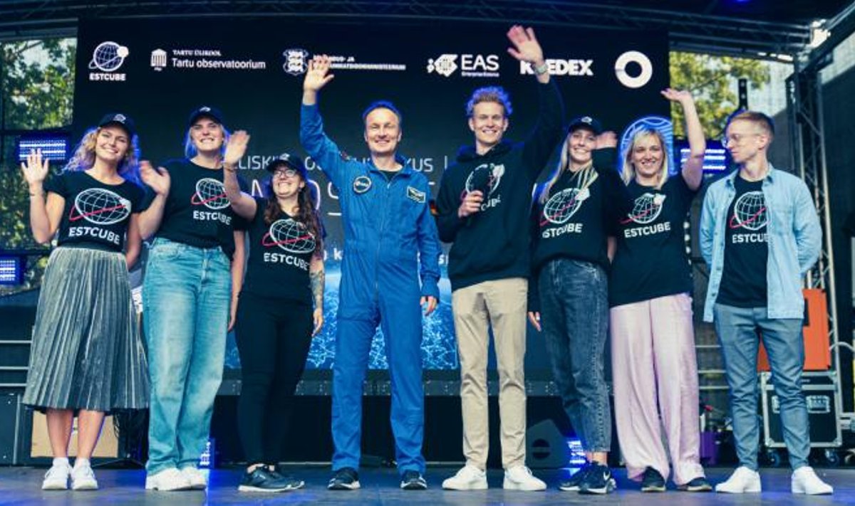 Eesti Tudengisatelliidi Sihtasutuse korraldatud kosmosefestival eelmisel suvel Telliskivi loomelinnakus. Keskel Euroopa Kosmoseagentuuri astronaut Matthias Maurer, vasakpoolne festivali peakorraldaja Katriin Kristmann.