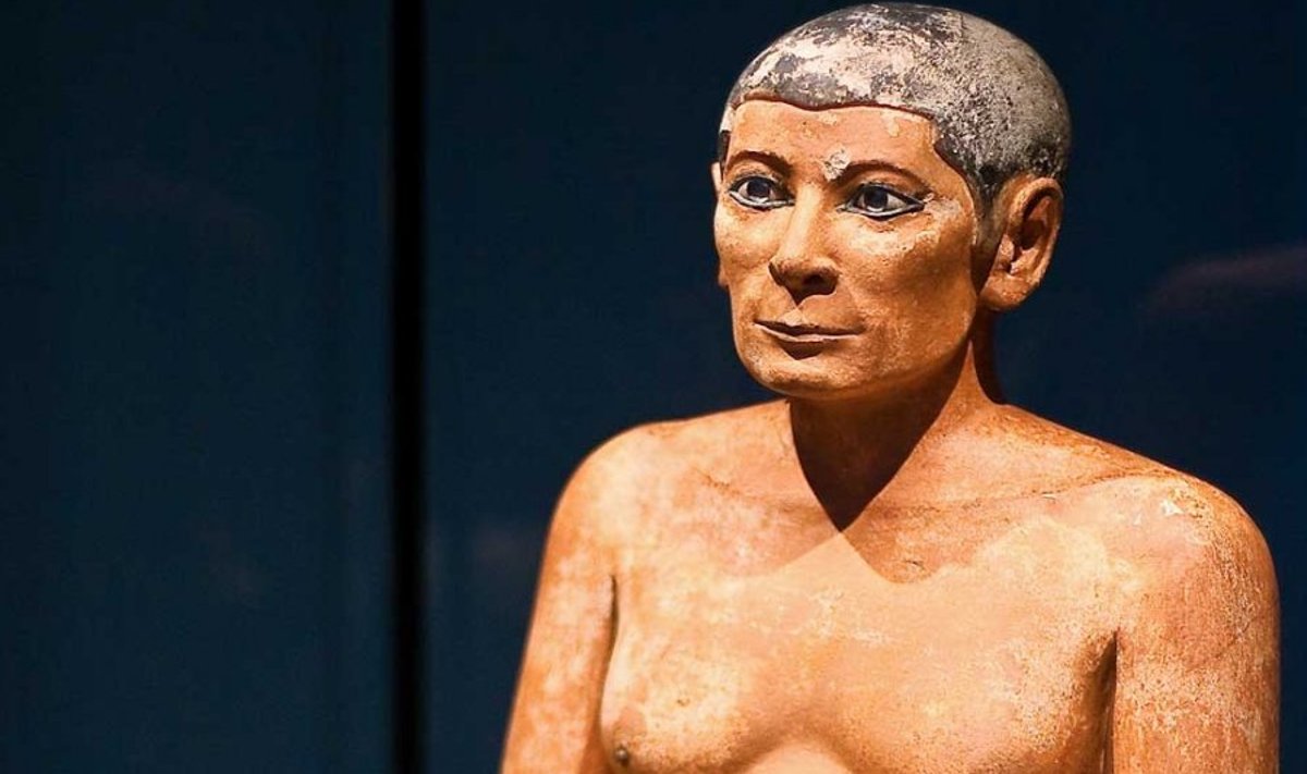 Kirjutaja: Louvre’is asuv “Istuvaks kirjutajaks” nimetatud värvitud lubjakivist poole meetri kõrgune skulptuur ei kujuta küll Ptahhotepi, kuid pärineb tema kaasajast (ning on leitud ka Ptahhotepi haua lähedalt Sakkarast). (wikipedia.org)