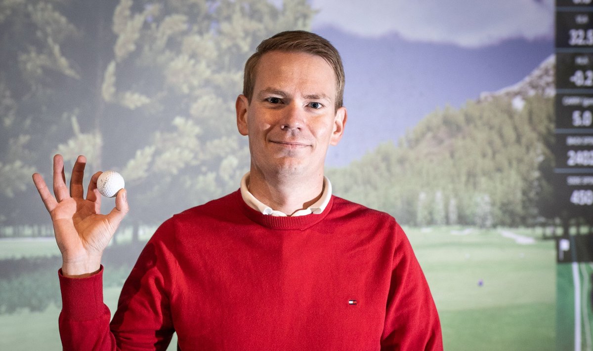 Kohtusaalis nähakse Oliver Nääsi alati ülikonnas, aga golfisaalis ilmneb, et tal on ka teisi riideid.