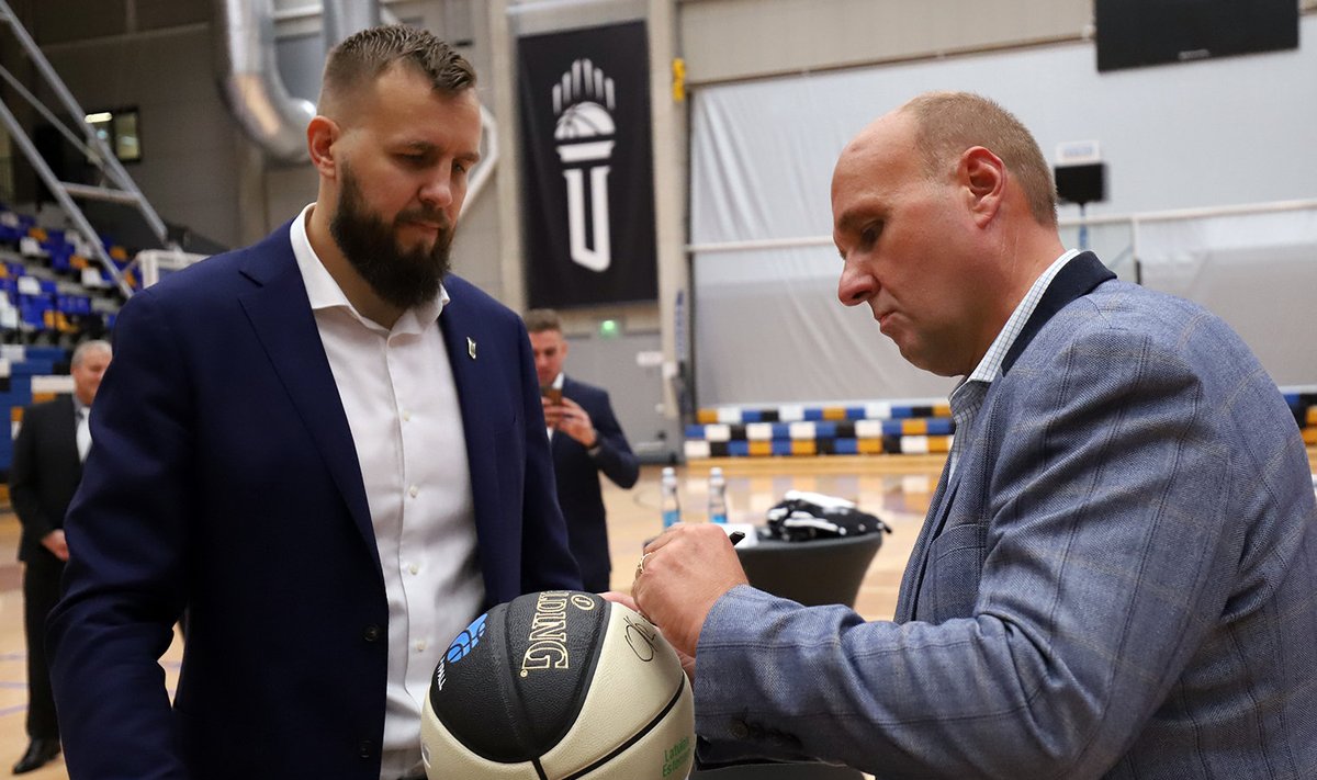 TÜ korvpalli spordidirektor Janar Talts ja Olle Horm lepingut allkirjastamas.