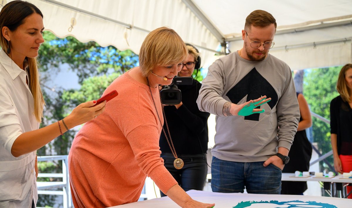 Eva Truuverk ja Mihkel Tammo vajutasid Rohetiigri plakatile rohelised käejäljed.