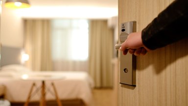 В какую сторону должна открываться дверь: наружу или вовнутрь, налево или направо?