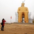 Гигантская золотая статуя Мао Цзэдуна простояла в Китае три дня