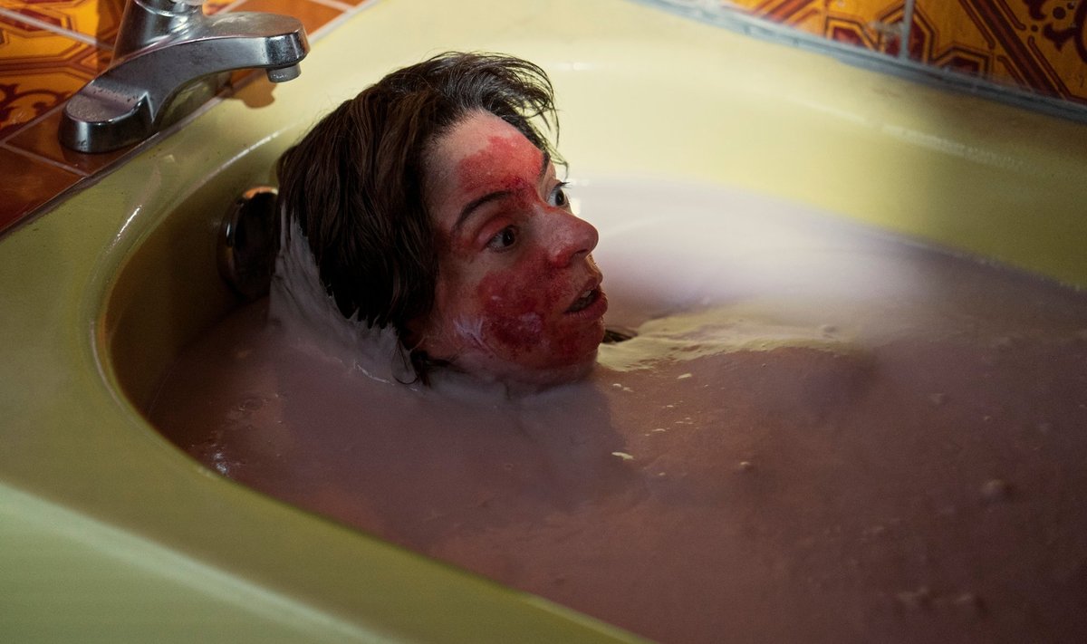 ILUIHA: Stacey Chapman (Kate Micucci) soovib olla sama ilus kui teised naised tema töökohas. Kas vannitäis kreemi aitab, näeb sarja "Guillermo del Toro's Cabinet of Curiosities" neljandas osas "The Outside".