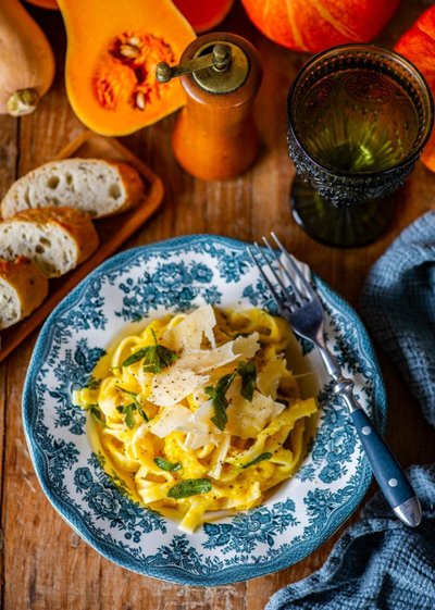 Pasta kreemise kõrvitsakastme ja krõbeda salveiga