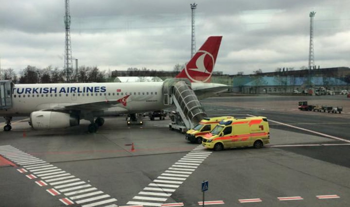 Turkish Airlinesi lennukit võtsid eile Tallinna lennujaamas vastu kiirabiautod.