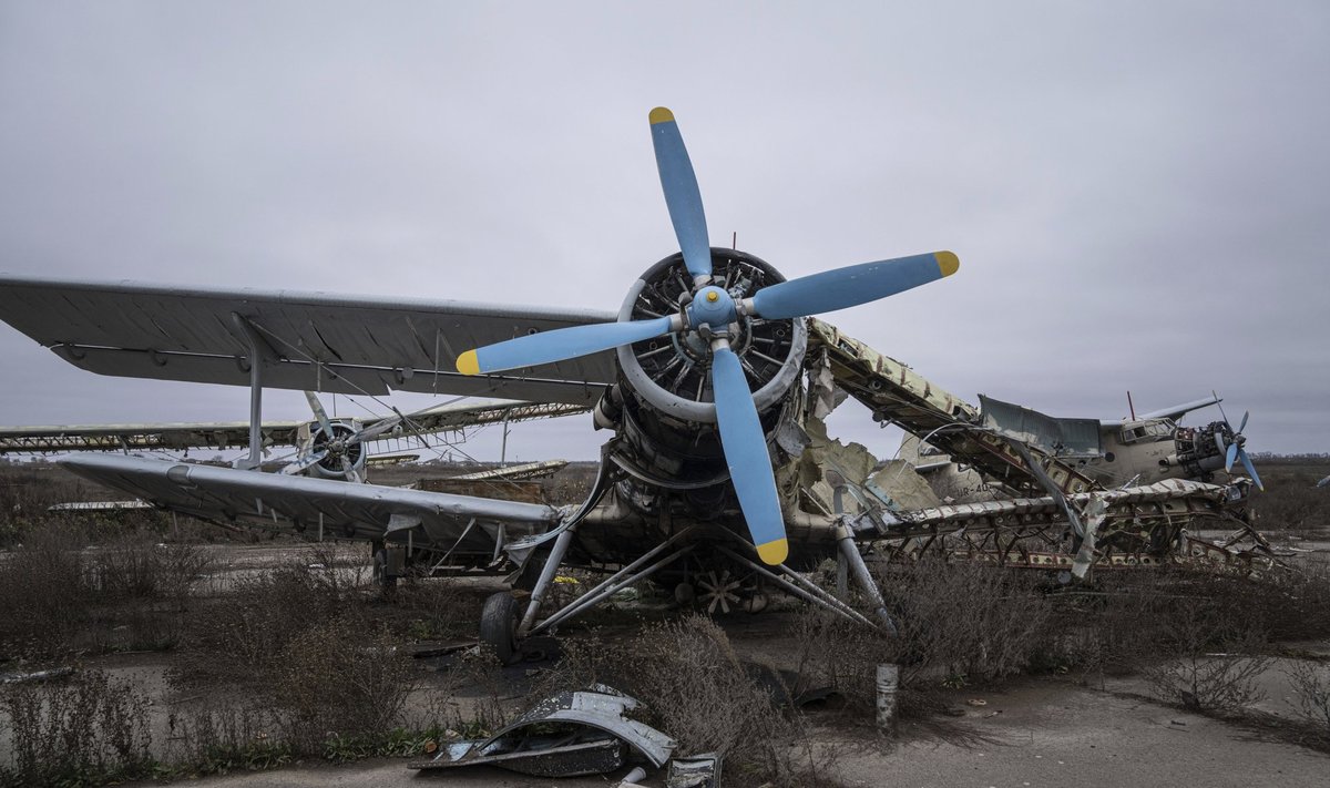 Ukraina ja Venemaa vägede vaheliste lahingute käigus hävinud lennuk Hersoni lennujaamas. Foto tehtud 2. detsembril 2022.