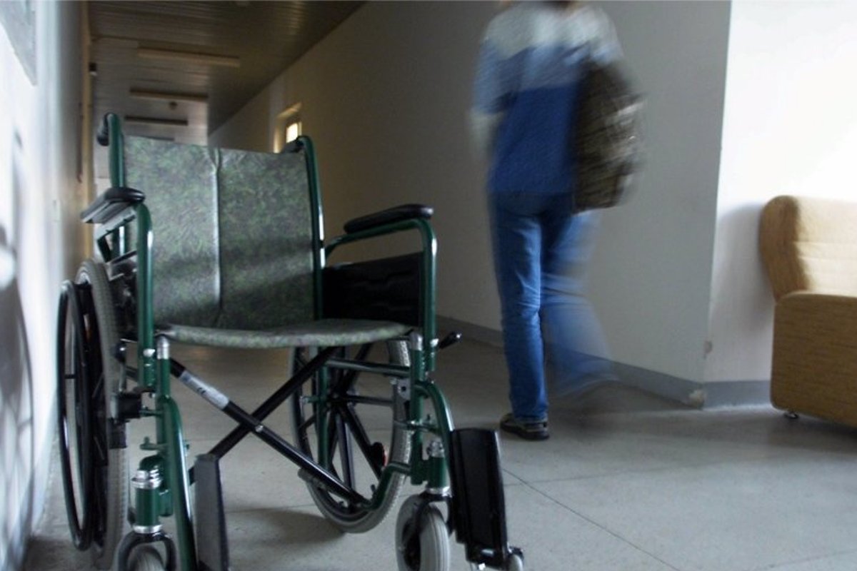 Инвалидная коляска в палате