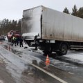 В России при столкновении грузовика с легковым автомобилем погибли семь человек