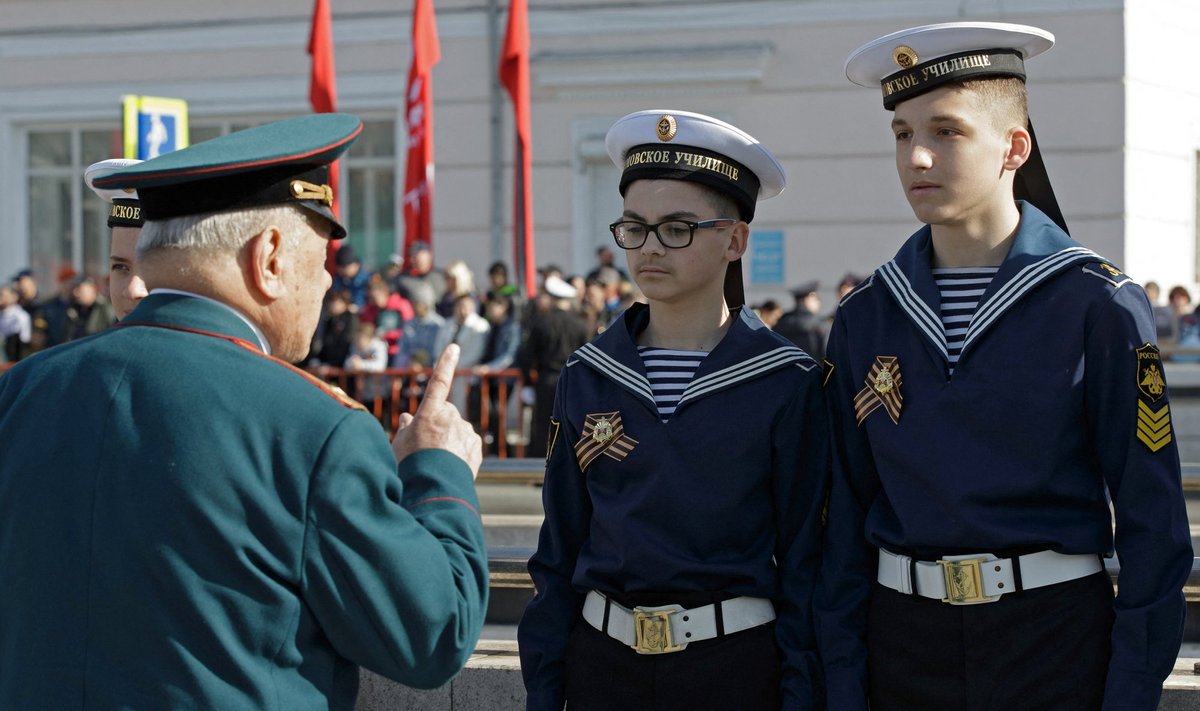 Merekooli kursandid kuulavad Vladivostokis veterani pajatusi, 9. mai 2022