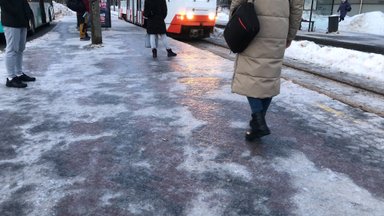 Tallinnas on oodata jäävihma. Linnavalitsus tõi bussipeatustesse killustikku, et ootajatel oleks võimalus ise platsi hooldada