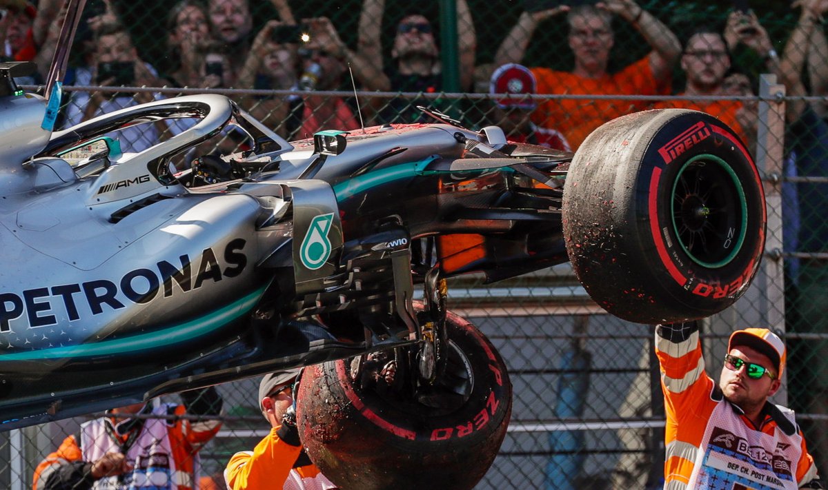 Lewis Hamiltoni autot tõstetakse puksiiri peale.